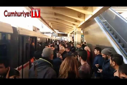 Metro arızalandı, vatandaş yolda kaldı