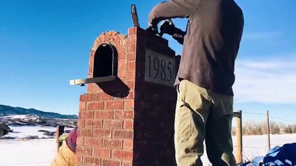Timelapse de la fabrication d'une boite aux lettres magnifique tout en brique