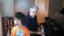 Cet enfant a l'oreille absolue et peut deviner n'importe quel accord et note de piano