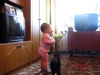 Yavru kediyi vermek istemeyen bebek