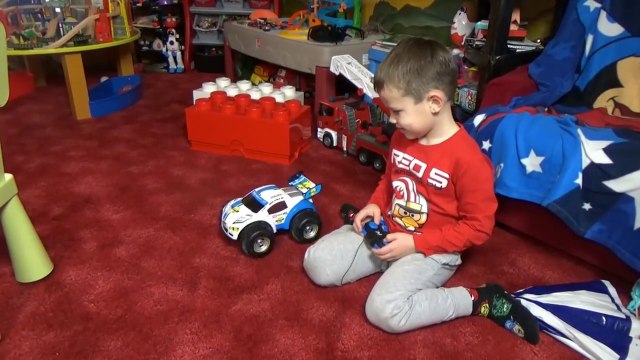 Монстер трак на Р_У машинка ездит по песку воде и болоте R_C Monster truck riding on sand and water