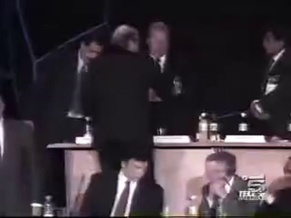 sepp blatter'in tokalaşırken yıkılıp düştüğü anlar