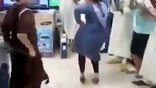 مغربيات محيحات كيشطحو في سوق تجاري