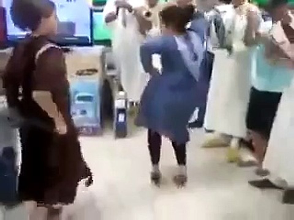 مغربيات محيحات كيشطحو في سوق تجاري