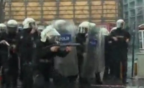 Турецкая полиция применила водометы и газ против митингующих в Стамбуле