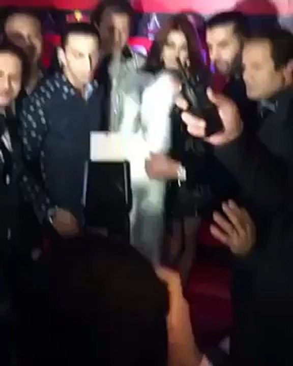 فيديو ..عندما تشاجر مغاربة لأخد صورة مع هيفاء و استغرابها لذالك