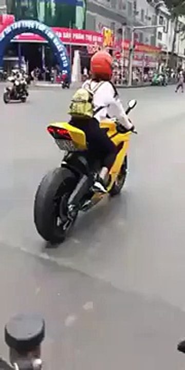 Người đẹp và _dàn quái vật_ gây ầm ĩ Sài Gòn