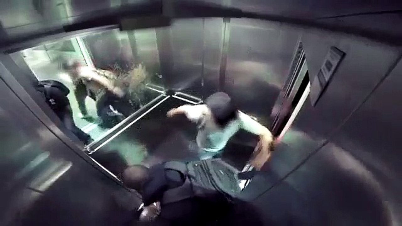 Se caga en el ascensor