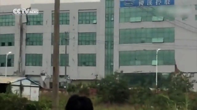 Batiment complètement détruit par un glissement de terrain en chine