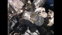 Astronautas saem da Estação Espacial para fazer reparos
