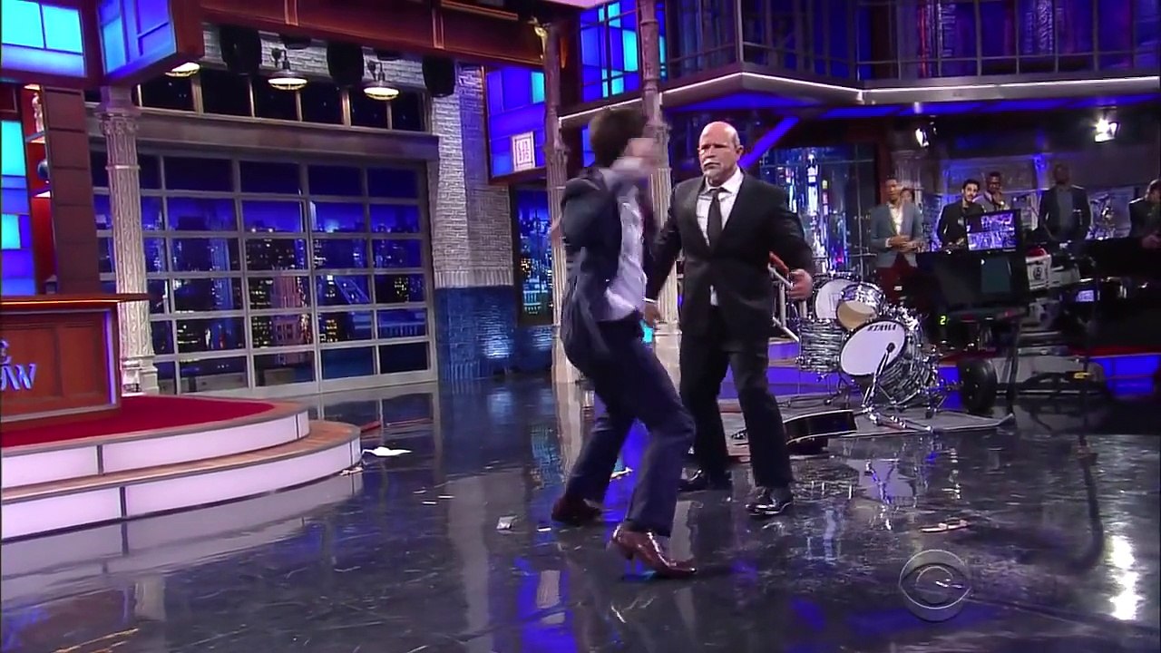 Bruce willis provoque une bagarre  dans une emission