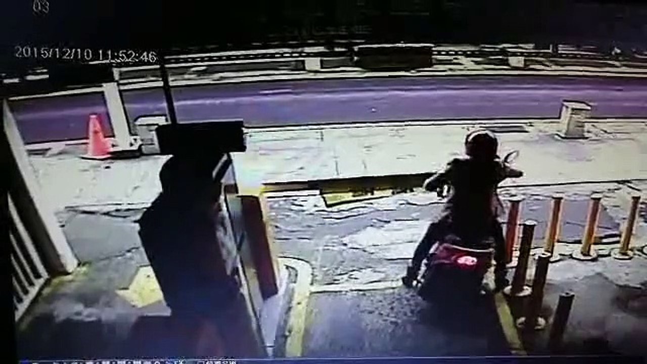 Une femme en scooter veut sortir d'un parking sans payer