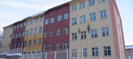 Öğrenciler okuldayken molotof atıldı