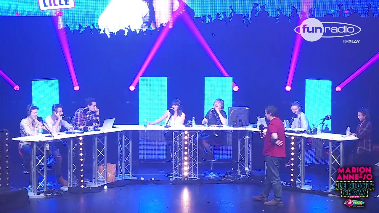Marion se fait porter par une marée humaine - M...