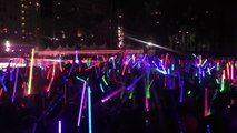 Miles de fans de Star Wars pelean con sables de luz en LA