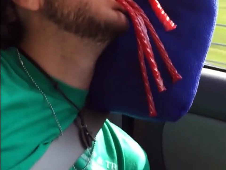 Deux hommes remplissent la bouche de leur ami de sucreries pendant son sommeil