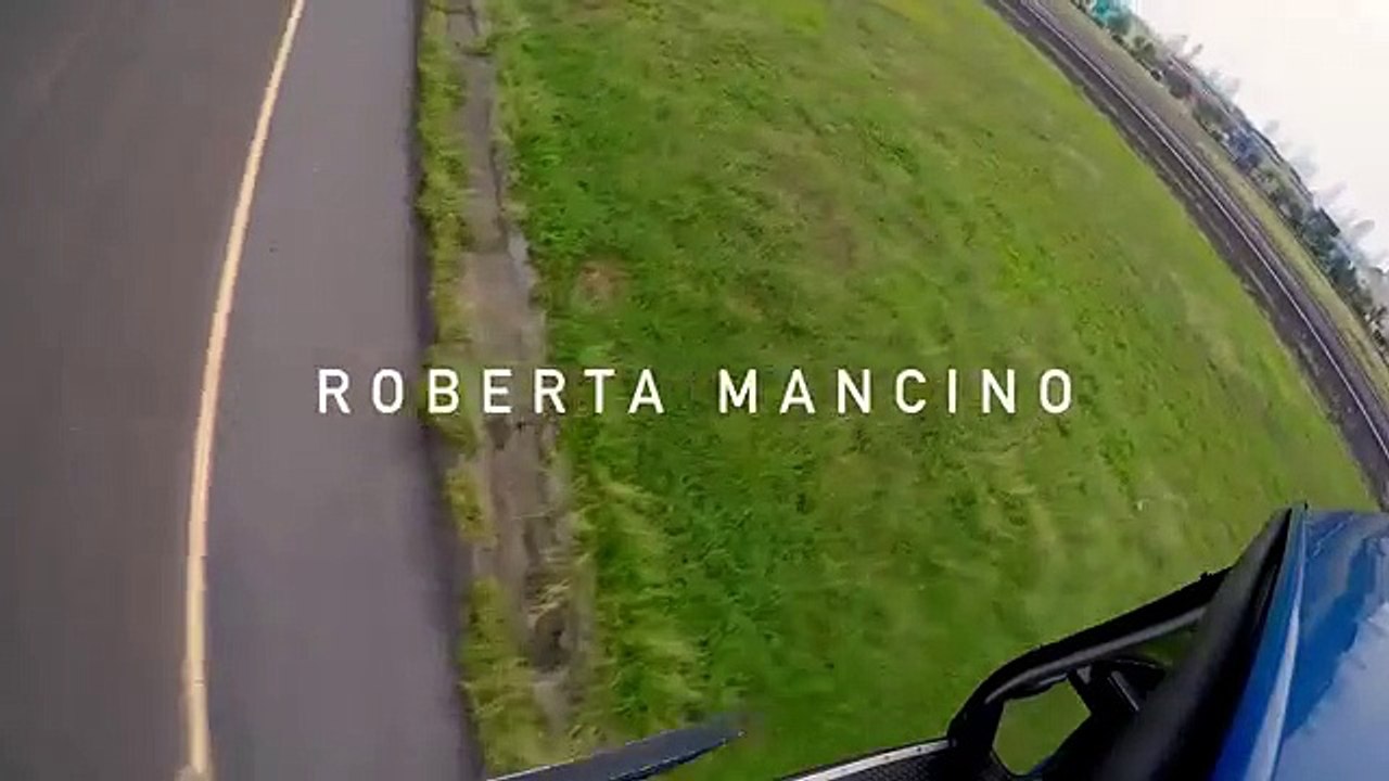 Se lanzó desde un helicóptero y pasó entre dos edificios