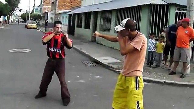 Смотреть бесплатно Смешная драка двух мексиканских алкашей –