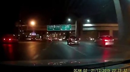 มอไซค์ชนที่กั้นกลางกระเด็นเกือบโดน 10ล้อ