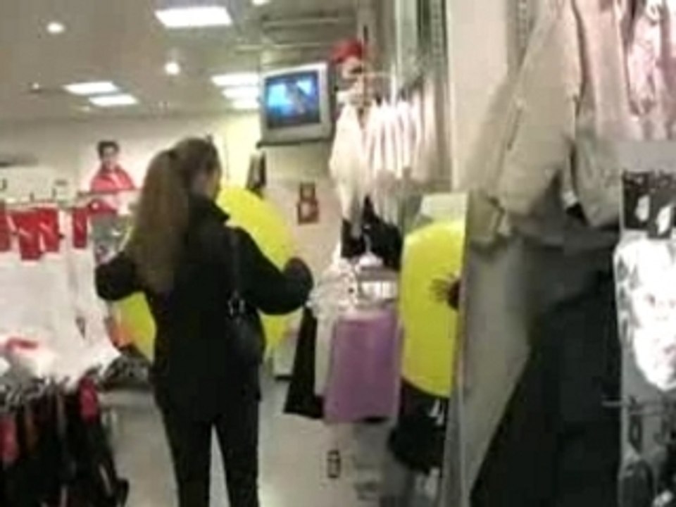 Yellow balloon's girl