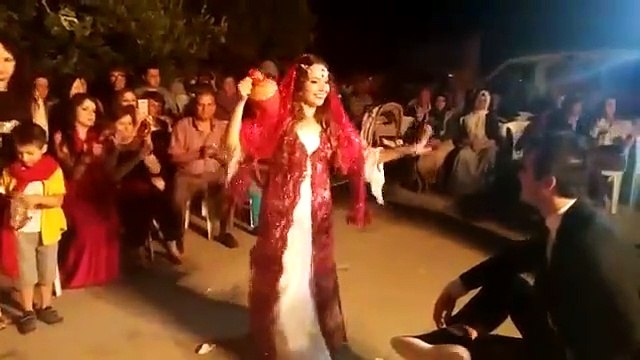 Gelin Oynadı Damat Bacak Bacak Üstüne Atıp İzledi