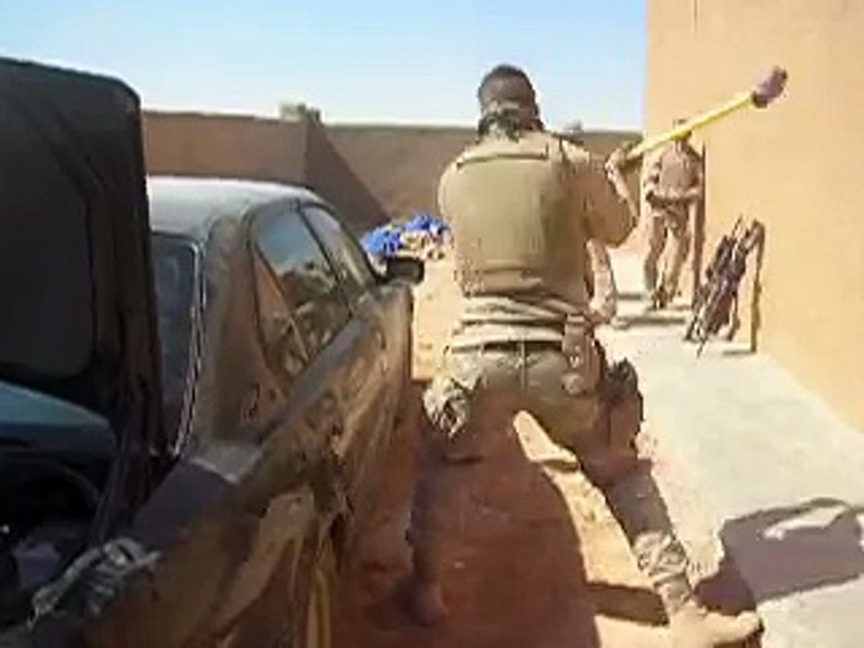 Zıhlı BMW Nin Camını Kırmaya Çalışmak