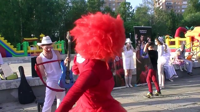 Пантомима-кино из красных и белых!