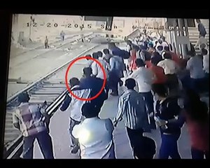 Kid made a miraculous escape, pulled from jaws of death at Ambarnath station, Maharashtra