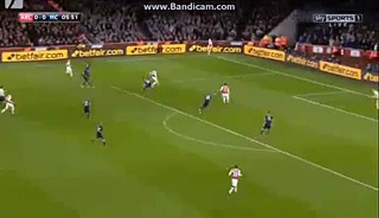 Walcott SUPER CHANCE TO SCORE ARSENAL 0-0 MANCHESTER CITY 20-12-2015