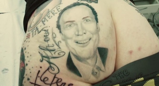 Il se fait tatouer le visage de Julien Lepers sur la fesse