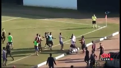 Kırmızı kart görünce rakibinin yüzüne tekme atan "sporcu"