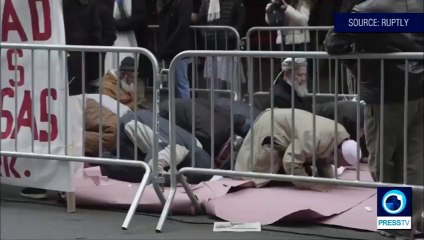 See how Muslim offering prayer while protesting against Donal Trump!