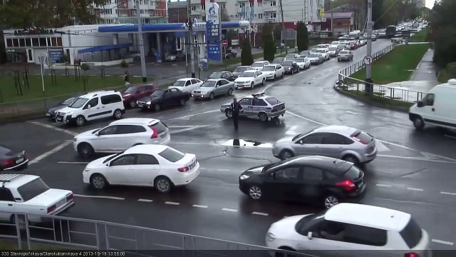 Сотрудник ДПС пытается остановить свадебный кортеж