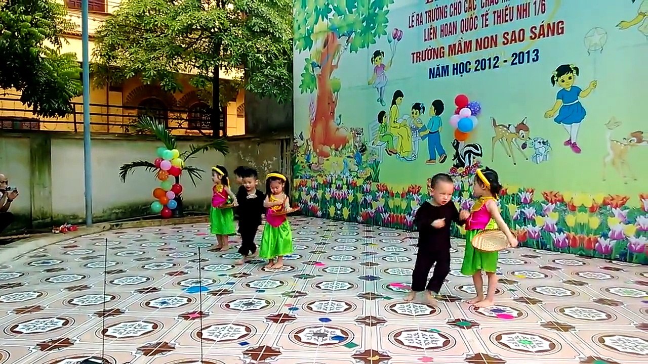 Ba bà đi bán lợn con-Quỳnh Giang