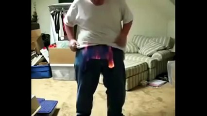 يلعب بالنار بدون معرفة العواقب