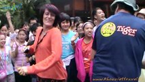 Danse avec les étudiants de l'école  Luong The Vinh Hanoi à Mai Chau | Voyage au Vietnam avec une agence de voyage