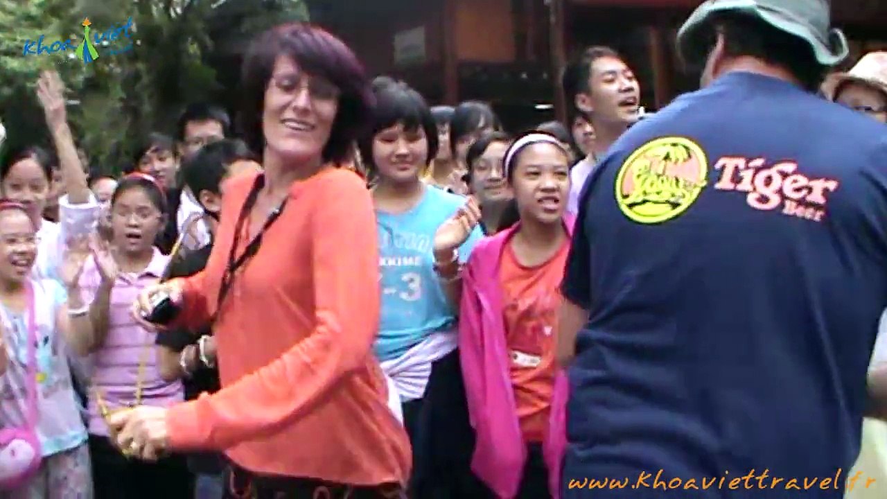 Danse avec les étudiants de l'école  Luong The Vinh Hanoi à Mai Chau | Voyage au Vietnam avec une agence de voyage