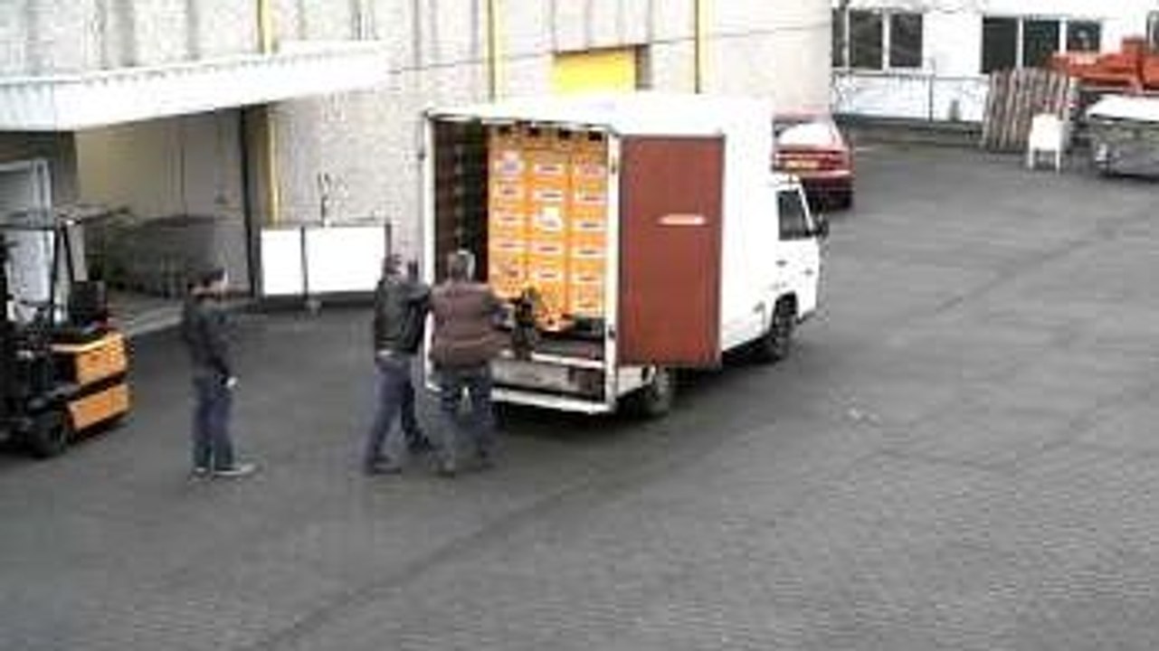 Régis et Régis déchargent des caisses de bière