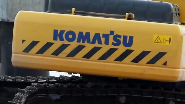 Traverser une rivière dans des pelleteuses