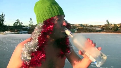 Le norvégien fou est de retour à moitié nu pour vous souhait