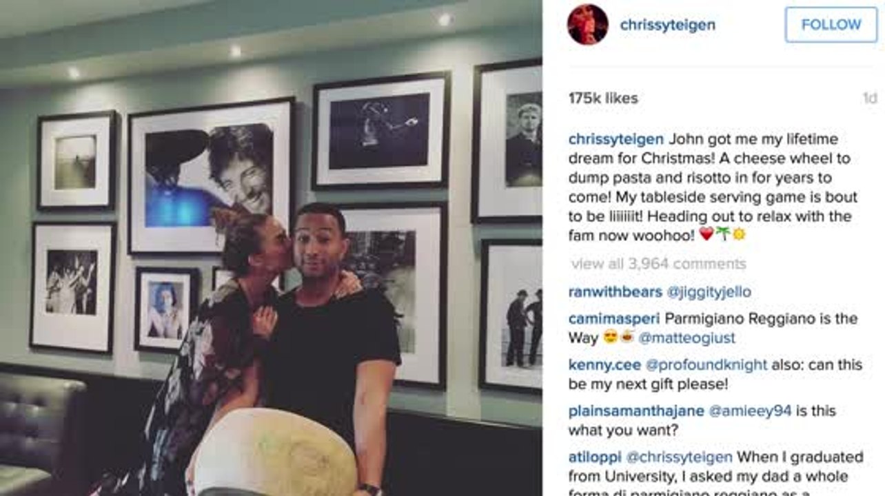 John Legend schenkt Chrissy Teigen einen riesigen Käse