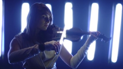 Video herunterladen: Violinist picks Lightsaber to play this ‘Star Wars’ Medley