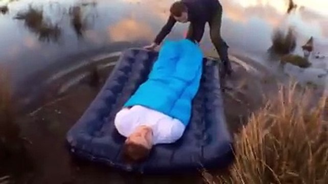 مسكين ملا عملة عملوهالو قام يلقى روحو في بركة متاع تماسح