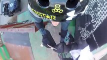 Deux Skateurs échangent leur skateboard en plein saut !