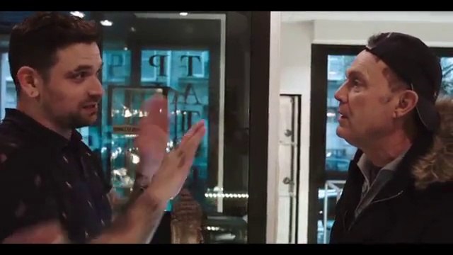 Un fan se fait tatouer le portrait de Julien Lepers sur les fesses.