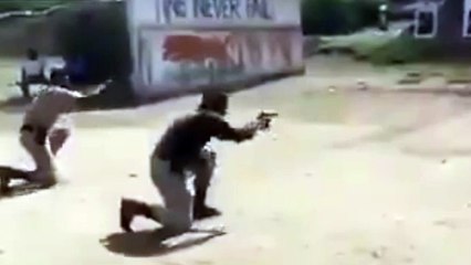 La surrealista práctica de tiro de la policía india