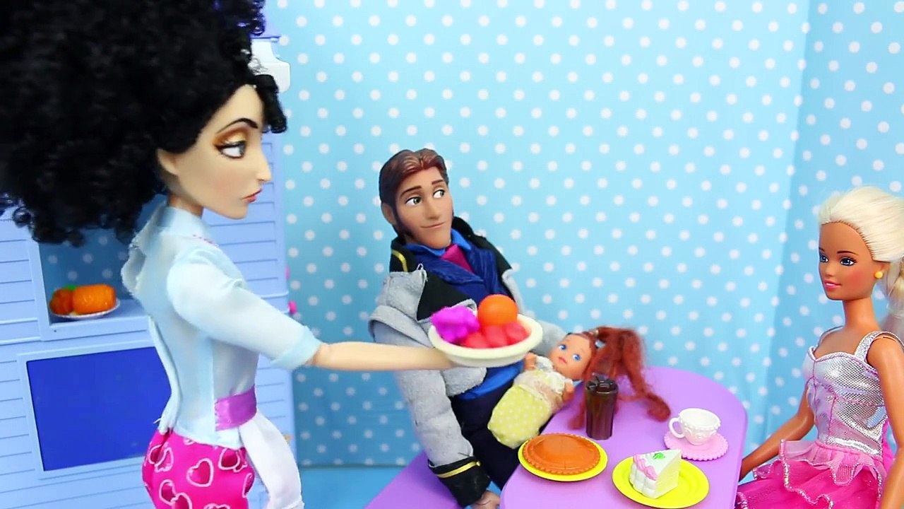 GIANT BABY ALIVE Attacks Barbie & Frozen Kids ❤ Barbie Dream of Huge Baby Doll by Disney