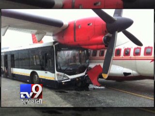 Скачать видео: Jet Airways bus rams parked Air India plane at Kolkata airport - Tv9 Gujarati