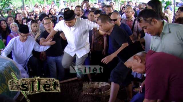 Isak Tangis Iringi Pemakaman Putra Farhan - Silet 22 Desember 2015