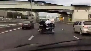 Un groupe de musique sur un side car sur une autoroute